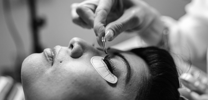 Pose d'extensions de cils sur modele