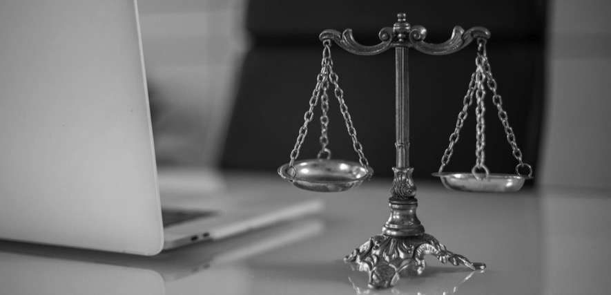 ethique rgpd ia balance justice laptop